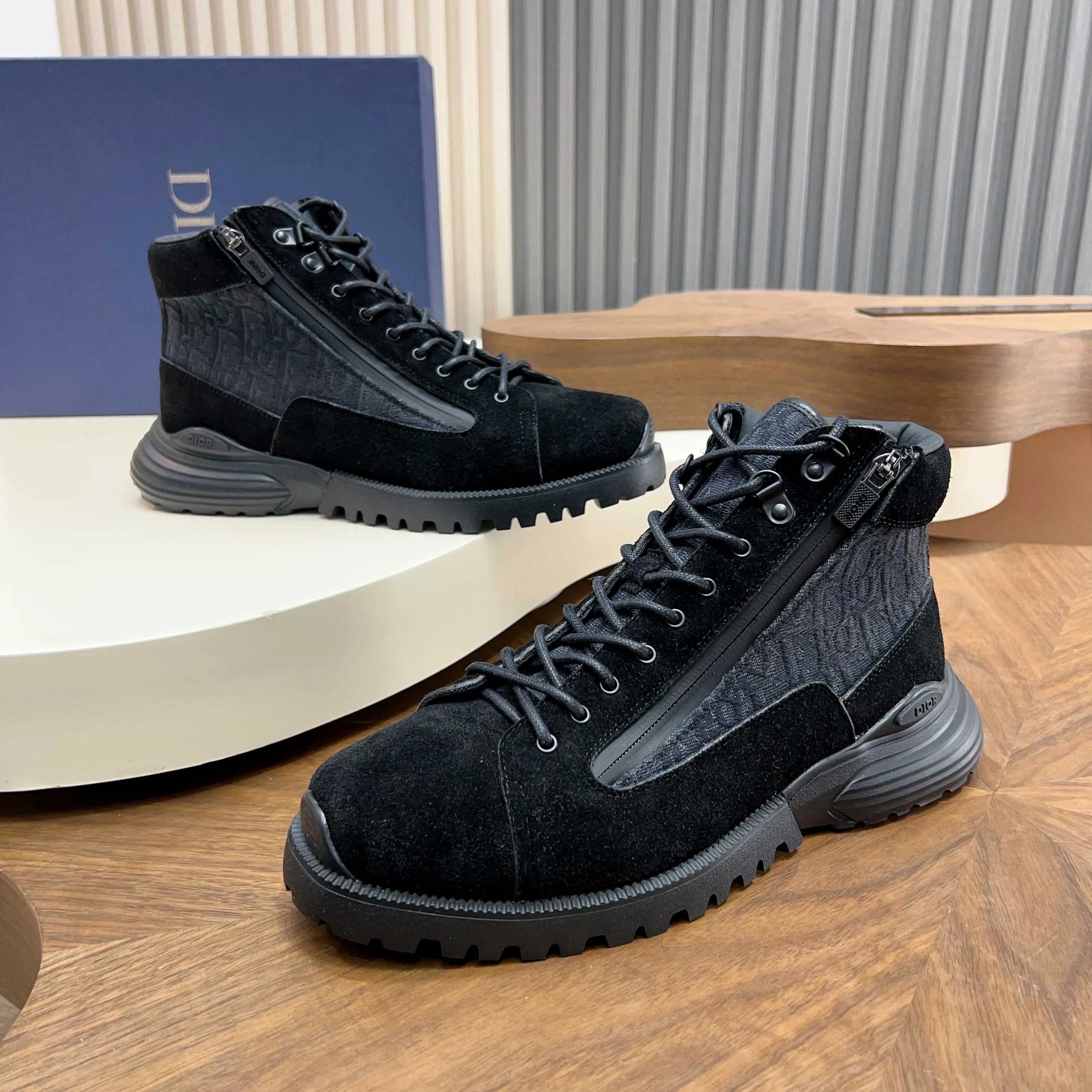 💰860 Dio* - Dior's autumn and winter luxury men's mid-top short boots, purely handmade, both inside and outside are imported first-layer cowhide, high-end quality and exquisite craftsmanship. Original TPU combination outsole. Wear a noble gentleman's taste. The best last type has been carefully debugged. 100% comfort. Size: 38-44 (38-45 can be customized)